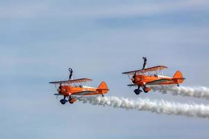 Eastbourne, East Sussex, Reino Unido, 2012. Breitling Wingwalkers em Airbourne foto