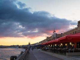 bordeaux, frança, 2016. restaurante cheio de clientes ao lado do rio garonne em bordeaux foto