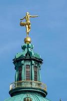 berlim, alemanha, 2014. estátua de fotuna no topo do palácio de charlottenburg em berlim foto