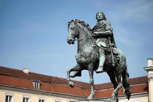 berlim, alemanha, 2014. estátua de frederico, o grande, no palácio de charlottenburg, em berlim foto