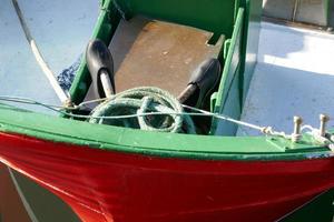 barcos de pesca ancorados no cais foto