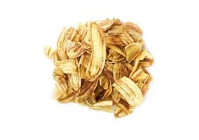 banana caltivada asiática ou biscoito de banana awak pisang ro banana chips em fundo branco, foco suave e seletivo. foto