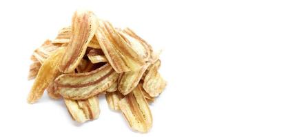 banana caltivada asiática ou biscoito de banana awak pisang ro banana chips em fundo branco, foco suave e seletivo. foto