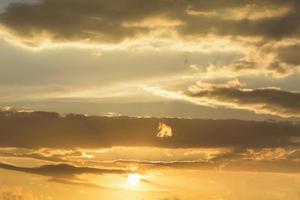 céu dourado e nuvens foto