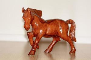 o cavalo de madeira. é um cavalo esculpido. foto