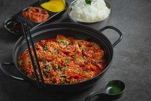 frango frito em panela quente com molho picante em estilo coreano foto