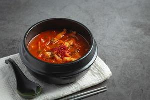 kimchi jikae ou sopa kimchi pronta para comer na tigela foto