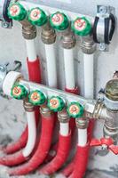 tubos e válvulas para água quente e fria em um sistema de aquecimento e abastecimento de água foto
