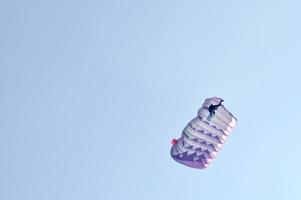 um pára-quedas sobre um fundo de céu azul foto