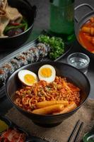 macarrão instantâneo coreano e tteokbokki em molho picante coreano, comida antiga foto