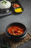 kimchi jikae ou sopa kimchi pronta para comer na tigela foto