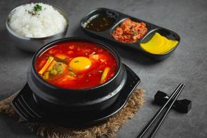 tofu e gema cozidos em sopa picante foto