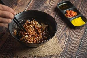 Comida coreana. jajangmyeon ou macarrão com molho de feijão preto fermentado foto