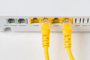 roteador sem fio doméstico com cabos ethernet conectados, closeup foto