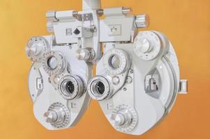 ferramenta de dioptria optometrista profissional em um laboratório de oftalmologia foto