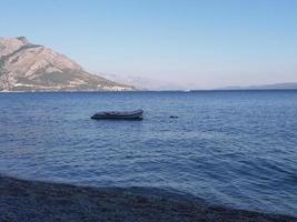 vista da cidade de omis foto