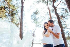 mulher grávida com o marido esperando o bebê recém-nascido. foto