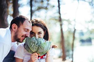 sorrindo casal grávida com repolho foto