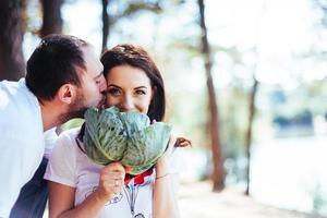 sorrindo casal grávida com repolho foto