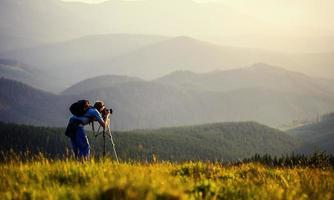 fotógrafo fotografou montanhas no verão, fotografias nevoeiro foto