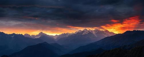 a vista das montanhas para o monte ushba mheyer, geórgia foto