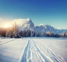 estrada misteriosa paisagem de inverno majestosa montanhas foto