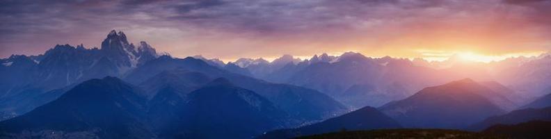 nevoeiro espesso no goulet da passagem da montanha. pôr do sol. Geórgia, Svaneti. foto