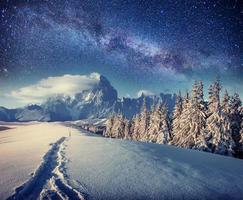 céu estrelado na noite de inverno nevado. via láctea fantástica foto