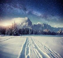 céu estrelado na noite de inverno nevado. via láctea fantástica foto