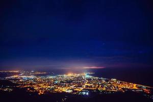 cidade com uma noite na praia foto