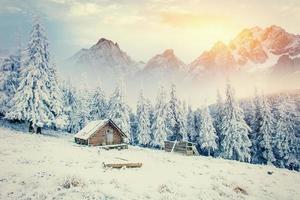 cabana nas montanhas no inverno. névoa misteriosa. foto