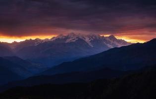 a vista das montanhas para o monte ushba mheyer, geórgia foto