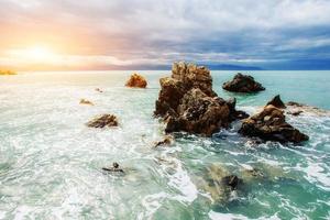 cênica costa rochosa cabo milazzo. Sicília, Itália foto