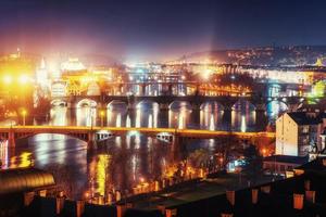 vista noturna do rio vltava e pontes em praga foto