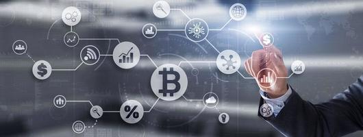 btc. dinheiro digital e conceito de rede mundial de tecnologia. moeda digital bitcoin virtual foto