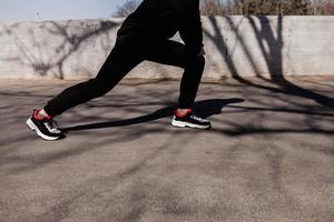 homem aquece seus músculos antes de correr foto