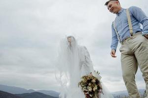 ensaio fotográfico dos noivos nas montanhas. foto de casamento estilo boho.