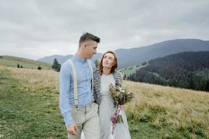 ensaio fotográfico dos noivos nas montanhas. foto de casamento estilo boho.