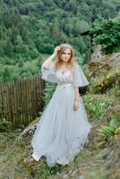 retrato de uma noiva nas montanhas. foto