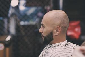 homem brutal em uma barbearia foto