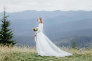 ensaio fotográfico da noiva nas montanhas. foto de casamento estilo boho.