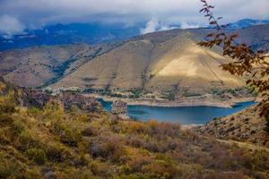 paisagem belo lago no fundo das montanhas foto