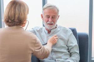 médica profissional médica consultando paciente homem adulto sênior, conceitos de cuidados de saúde médicos idosos foto