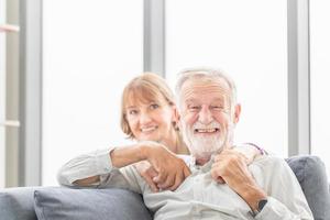 retrato de casal sênior feliz na sala de estar, homem idoso e mulher relaxando no sofá aconchegante em casa, conceitos de família feliz foto