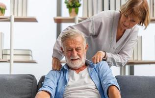 retrato de casal sênior feliz na sala de estar, mulher idosa e um homem relaxando no sofá aconchegante em casa, conceitos de família feliz foto