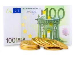 bitcoins em uma pilha de cem euros e um relógio de lâmpada em vidro vazio foto