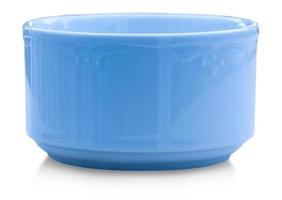 copo vazio azul. isolado no fundo branco foto