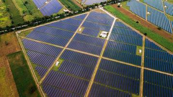vista aérea com fazenda de células solares na tailândia foto