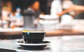 xícara de café de foco suave na mesa de aço inoxidável foto