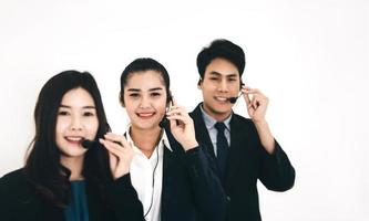 retrato de sorriso positivo jovem equipe de negócios asiática equipe de call center mulher e homem foto